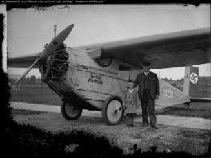 Fluggäste (älterer Mann und Kind) vor BFW M 18 D-1365