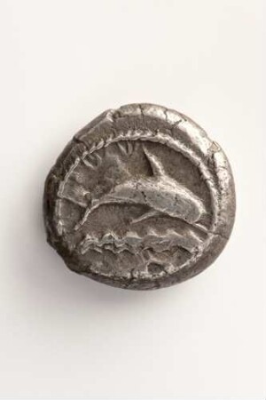 Silbermünze aus Tyros mit Delfin und Eule