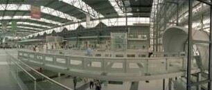 Dresden-Klotzsche, Flughafenstraße. Flughafen Dresden. Terminal (2001). Ansicht nach Osten mit Übergang zum Parkhaus