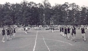 Sportfest "Das grosse Spiel" am 13.07.1957. Sportliche Wettbewerbe. Detmold. Lagesche Str. Papierabzug