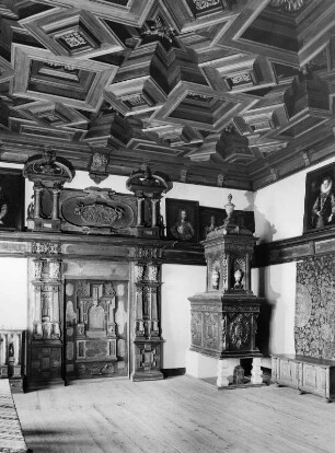 Leutkirch im Allgäu. Schloß Zeil (1123 , 1598 , 1605 und 1888). Truchseß-Zimmer mit hölzerner Kassettendecke. Blick zum Ofen