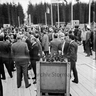 Friedrich-Ebert-Stiftung: Am Kratt: Heimvolkshochschule: Grundsteinlegung durch Bundeskanzler Willy Brandt: Politiker und Gäste: im Hintergrund Fahnen, Bauwagen: im Vordergrund Bierflaschen, 20. April 1971