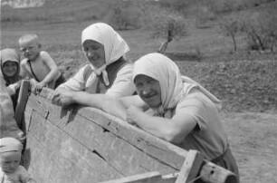 Zweiter Weltkrieg. Zur Einquartierung. Sowjetunion. Russische Bäuerinnen und kleiner Junge an einem Ziehwagen