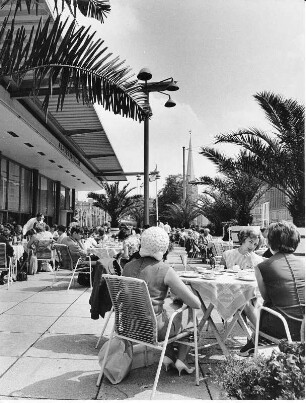 Hamburg-Neustadt. Gäste sitzen vor dem Alsterpavillon (Johannes Streb, 1952/1953) am Jungfernstieg