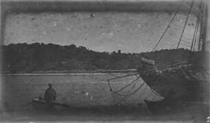 Hafen von Pangani : Am Hafen von Pangani. Ein Mann steht vor seinem Boot, auf dem Segelschiff daneben weht die Flagge des Deutschen Kaiserreiches