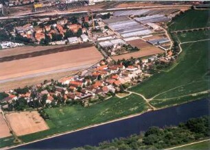 Dresden-Kaditz. Stadtteilansicht mit Dorfkern Altkaditz mit Emmauskirche gegen den Elbepark. Luftbild-Schrägaufnahme von Westsüdwest