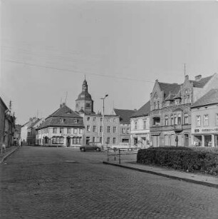 Vetschau : Blick auf Markt mit Ratskeller und wendisch-deutsche Kirche