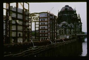 Blick über die Spree auf die Baustelle des Palast der Republik und den Berliner Dom