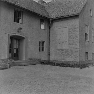 RTS, Reparaturtechnische Station Mücka : Mücka. Gebäude der Lehrlingsausbildung. Reperaturtechnische Station. Blick zum Eingang mit Schriftzug "Geschwister Scholl Heim"