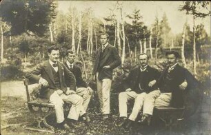 [Männergruppe im Wald]