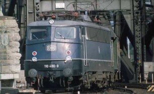 Köln Hbf. Hohenzollernbrücke Lok 110 109 Eilzug UIC-X-Wagen