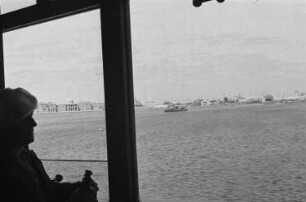 Reisefotos Mittelmeer. Blick vom Passagierschiff "Milwaukee" zu einer Hafenstadt