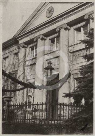 Mittelrisalit der Hoffassade von Schloss Kunzendorf