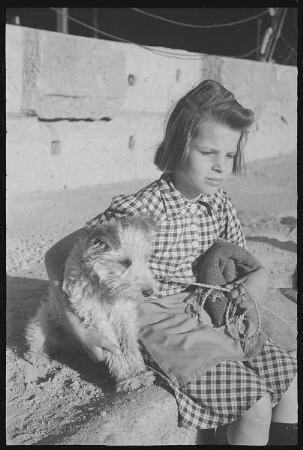Kleines Mädchen mit Hund
