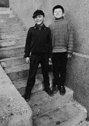 Zwei Jungen auf einer Treppe