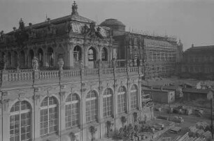 Dresden. Wiederaufbau des Zwinger, Blick vom Wallpavillon zumr Sempergalerie