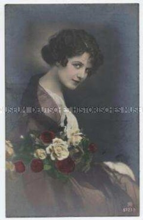 Frau mit Rosenstrauß
