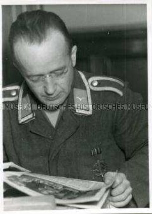 Soldat beim Zeitunglesen