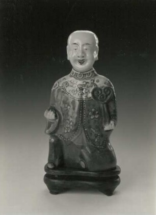 Figur eines Genius der Eintracht (China, E. 18./A. 19. Jh.; Porzellan; Aufglasurmalerei; Höhe 17,5 cm; Staatliche Kunstsammlungen Dresden (SKD)