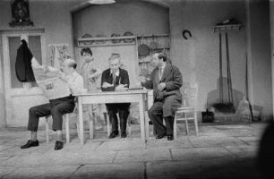 Szenenbilder aus "Wehe dem, der träumt" (Le voci di dentro) von Eduardo de Filippo. Kammerspiele (Deutsches Theater) Berlin, 10.06.1958 : Mit Margarete Körting, Rudolf Wessely als Alberto Saporito, Amy Frank als Rosa, Lilly Schmuck als Maria, Walter Lendrich als Carlo, Werner Pledath, Antje Ruge, Heinz Voss, Ulrich Thein als Luigi, Fritz Links als Portier Michele u. a.