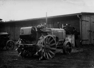 Traktor Renault mit Holzgasgenerator