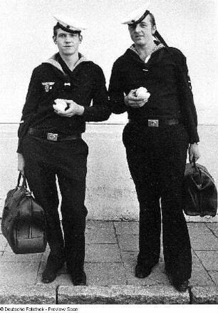 Zwei Matrosen der Marine der DDR