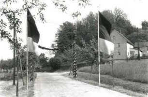 Niederstriegis-Grunau. Weg zur Schule Grunau. Ansicht mit Dekoration zum Schulfest