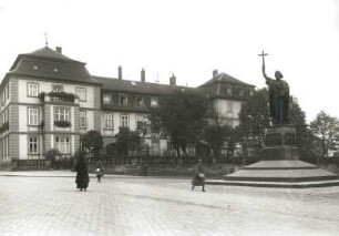 Fulda, Bonifatiusdenkmal : Fulda. Schlossplatz. Blick zum Bonifatiusdenkmal und zum Wohnhaus, Ecke Schlossplatz/Friedrichstraße
