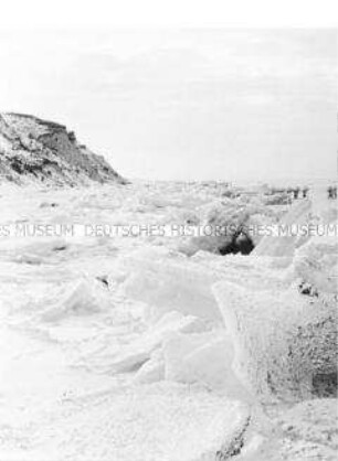 Malerische Eislandschaft an der zugefrorenen Küste der Ostsee in Ahrenshoop
