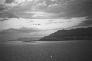 In der Straße von Messina : Blick vom Schiff auf das Meer und die Küste von Messina