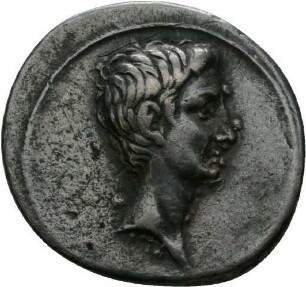 Denar des Augustus mit der Darstellung eines Tropaion auf einem Schiffsbug (Denar RIC 265 a)
