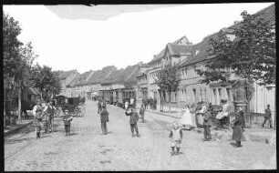 Eisleben. Breiter Weg mit Straßenbahn und Pferdedroschke