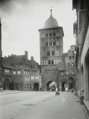 Lübeck, Burgtor : Lübeck. Nördliche Stadtbefestigung. Burgtor, Marstallgefängnis und Zöllnerhaus. Stadtseite, Ansicht von Süden