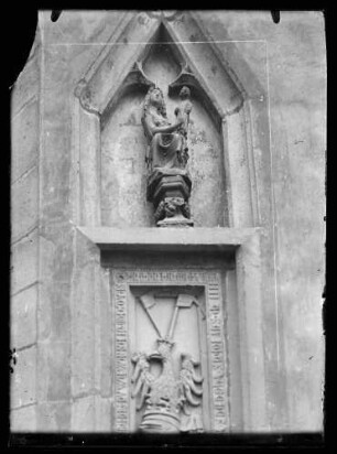 Wertheimer Madonna über dem Nordportal der Stiftskirche