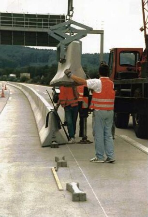 Baustelle von km 537,1 - 542 Betongleitwand, Abladen und Aufbau der Betongleitwand.