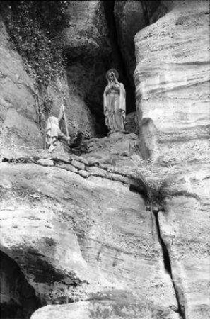 St. Odile: die Lourdesgrotte, Statue der St. Odilie im Felsen