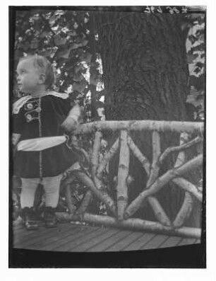 Die Tochter der Fotografin im Spielanzug im Freien