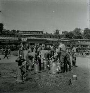 Arbeitsmänner des Reichsarbeitsdienstes beim Reinigen von Milchkannen