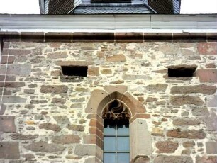 Evangelische Kirche - Kirchturm (neu erbaut Jahr 1506) von Süden-Glockengeschoß mit Schießscharten (Büchsenscharten) im Detail