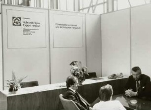 Halle 15. Raumaufnahme mit Informationsstand des VEB Außenhandelsbetrieb der Deutschen Demokratischen Republik für Holz und Papier. Export - Import