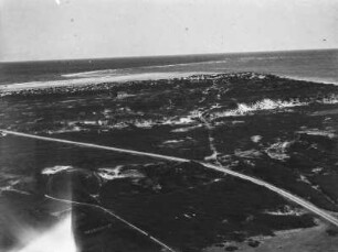 Meerblick : Blick von einer Anhöhe auf den Strand und das Meer mit entstehender Brandung.
