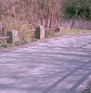 Schäperbarg: Granitquaderbrücke über die Barnitz: Draufsicht: Geländer, Fahrbahn