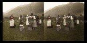 Familie beim Heu machen auf dem Feld, Ehrwald