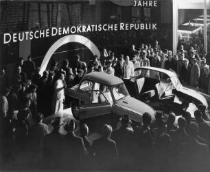 Leipzig. Messe, Innenraum mit Präsentation des Autos Trabant und Besuchern