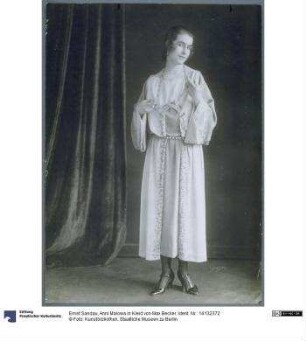 Anni Malowa in Kleid von Max Becker