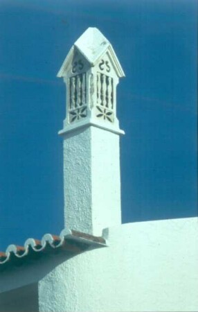 Schornstein mit kunstvollen Ornamenten
