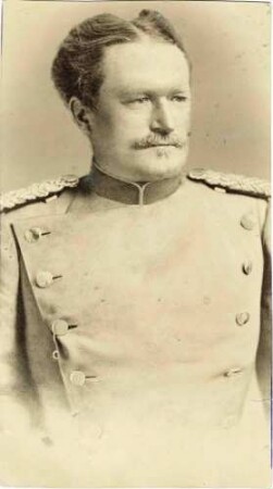 Freiherr Wolfgang Capler von Oedheim, genannt Bautz, Major und Kommandeur 1885, in Uniform mit Orden, Brustbild in Halbprofil