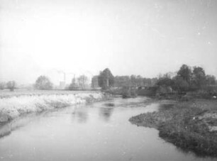 Zittauer Becken. Tal der Lausitzer Neiße. Alte Neiße (nach Neißeverlegung 1933). Blick flussabwärts zum Kraftwerk Hirschfelde