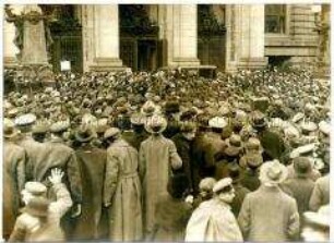 Emil Barth spricht zur Menschenmenge vor dem preußischen Abgeordnetenhaus während des Rätekongresses