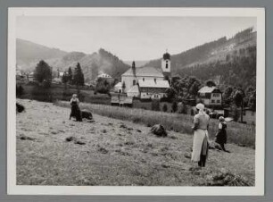 Schlesien. Sudeten. Blick auf Harrachsdorf. Im Vordergrund Frauen bei der Heuernte.
